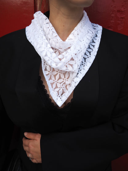 Foulard en dentelle
