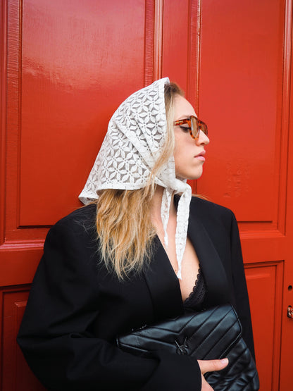 Foulard en dentelle